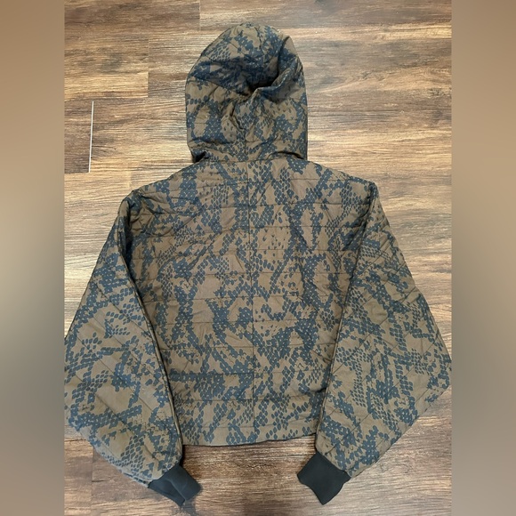 EUC Cabi Puffer Snakeskin Jacket women’s XXS/XS - Picture 4 of 5